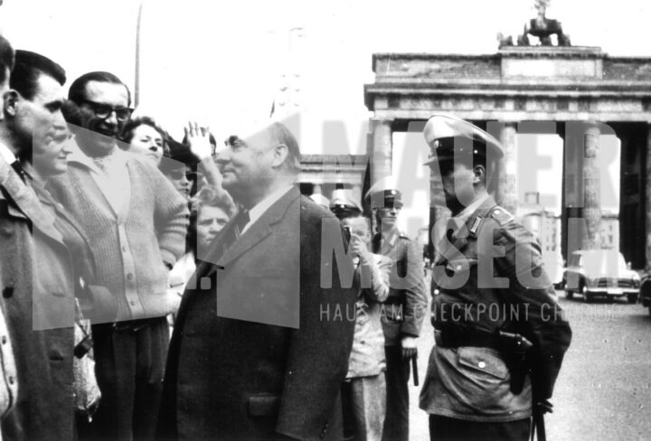 MM-013 – Brandenburger Tor, 13. August 1961 – Bundesminister für gesamtdeutsche Fragen, Ernst Lemmer.
